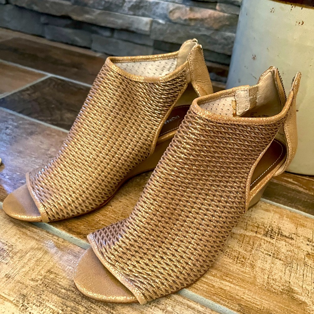 Donald j pliner wedge heeled sandals. Size 8